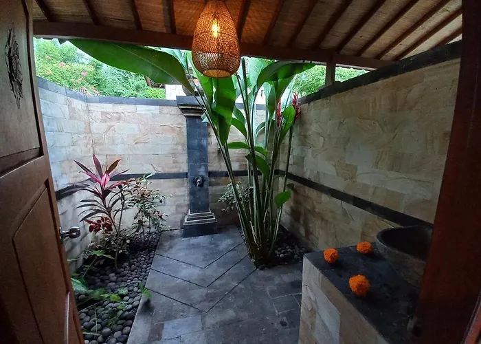 ゲストハウス Frangipani & Restaurant Seraya