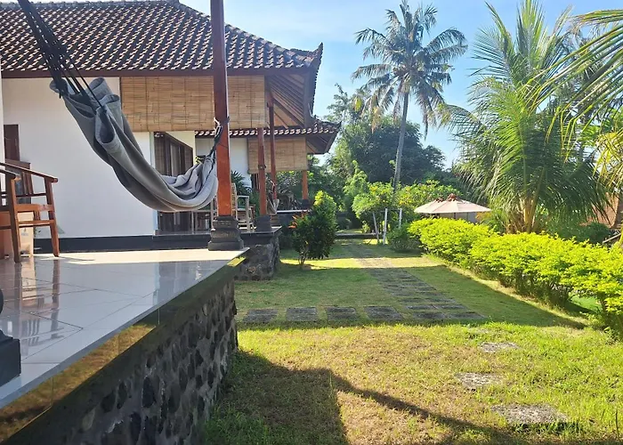 Frangipani & Restaurant Guest house Seraya